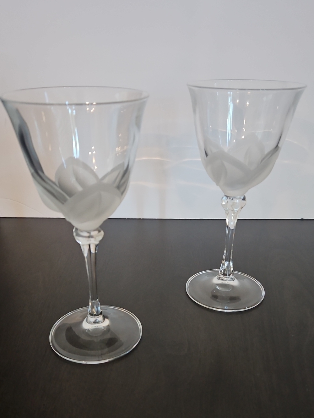 Set of 2 Durand Florence Wine Glasses With  Frosted Petal Design